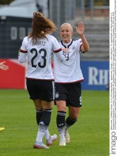Sandhausen Torjubel v.l. Sara Daebritz ( 23, Deutschland) mit Mandy Islacker ( 9, Deutschland) Deutschland - Tuerkei, Frauenfussball, EM Qualifikation, 25.10.2015, Copyright: Deutzmann Eibner-Pressefoto EP_CDN