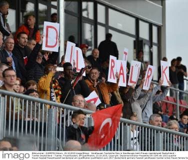 Sandhausen Tuerkische Fans in Sandhausen beim Frauen-Laenderspiel Deutschland - Tuerkei Deutschland - Tuerkei, Frauenfussball, EM Qualifikation, 25.10.2015, Copyright: Deutzmann Eibner-Pressefoto EP_CDN