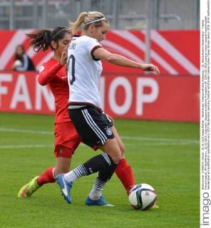 Sandhausen Zweikampf Lena Goessling ( 20, Deutschland) Deutschland - Tuerkei, Frauenfussball, EM Qualifikation, 25.10.2015, Copyright: Deutzmann Eibner-Pressefoto EP_CDN