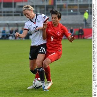 Sandhausen Zweikampf Lena Goessling ( 20, Deutschland) mit N. Seesraum ( 8, Thailand) Deutschland - Tuerkei, Frauenfussball, EM Qualifikation, 25.10.2015, Copyright: Deutzmann Eibner-Pressefoto EP_CDN