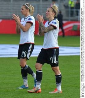 Sandhausen Lena Goessling ( 20, Deutschland) und Anja Mittag ( 11, Deutschland) bedanken sich nach dem Spiel bei den Fans fuer die Unterstuetzung Deutschland - Tuerkei, Frauenfussball, EM Qualifikation, 25.10.2015, Copyright: Deutzmann Eibner-Pressefoto EP_CDN