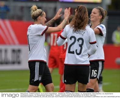 Sandhausen Torjubel Anja Mittag ( 11, Deutschland), Sara Daebritz ( 23, Deutschland) und Melanie Leupolz ( 16, Deutschland) Deutschland - Tuerkei, Frauenfussball, EM Qualifikation, 25.10.2015, Copyright: Deutzmann Eibner-Pressefoto EP_CDN