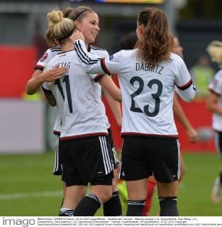 Sandhausen Torjubel - Melanie Leupolz ( 16, Deutschland), Anja Mittag ( 11, Deutschland), Sara Daebritz ( 23, Deutschland) Deutschland - Tuerkei, Frauenfussball, EM Qualifikation, 25.10.2015, Copyright: Deutzmann Eibner-Pressefoto EP_CDN