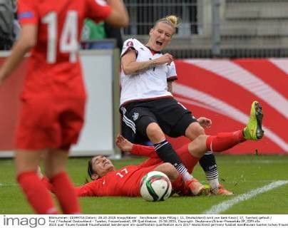 Sandhausen Anja Mittag ( 11, Deutschland) wird von Ipek Kaya ( 17, Tuerkei) gefoult Foul Foulspiel Deutschland - Tuerkei, Frauenfussball, EM Qualifikation, 25.10.2015, Copyright: Deutzmann Eibner-Pressefoto EP_CDN