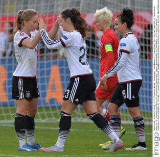 Sandhausen Tabea Kemme ( 22, Deutschland) jubelt mit Sara Daebritz ( 23, Deutschland) ueber ein Tor - daneben Lina Magull ( 18, Deutschland) Deutschland - Tuerkei, Frauenfussball, EM Qualifikation, 25.10.2015, Copyright: Deutzmann Eibner-Pressefoto EP_CDN