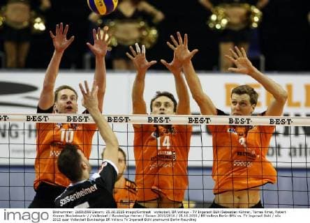 Volleyball, BR Volleys - TV Ingersoll Bühl Sebastian Kühner, Tomas Kmet, Robert Kromm Blockabwehr Volleyball Bundesliga Herren Saison 2015 2016 25.10.2015 BR Volleys Berlin BRV vs. TV Ingersoll Bühl