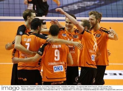 Volleyball, BR Volleys - TV Ingersoll Bühl Robert Kromm, Nicolas Le Goff, Paul Lotman, Tomas Kmet, Sebastian Kühner, Paul Carroll Freude Emotion jubelnd Jubel nach Satzgewinn Volleyball Bundesliga Herren Saison 2015 2016 25.10.2015 BR Volleys Berlin BRV vs. TV Ingersoll Bühl