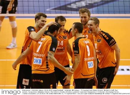 Volleyball, BR Volleys - TV Ingersoll Bühl Robert Kromm, Nicolas Le Goff, Paul Lotman, Tomas Kmet, Sebastian Kühner, Paul Carroll Freude Emotion jubelnd Jubel nach Satzgewinn Volleyball Bundesliga Herren Saison 2015 2016 25.10.2015 BR Volleys Berlin BRV vs. TV Ingersoll Bühl