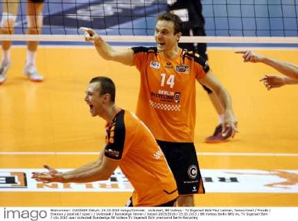 Volleyball, BR Volleys - TV Ingersoll Bühl Paul Lotman, Tomas Kmet Freude Emotion jubelnd Jubel Volleyball Bundesliga Herren Saison 2015 2016 25.10.2015 BR Volleys Berlin BRV vs. TV Ingersoll Bühl