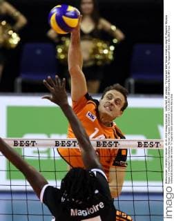 Volleyball, BR Volleys - TV Ingersoll Bühl Tomas Kmet im Angriff, Magloire Mayaula Nzeza Volleyball Bundesliga Herren Saison 2015 2016 25.10.2015 BR Volleys Berlin BRV vs. TV Ingersoll Bühl