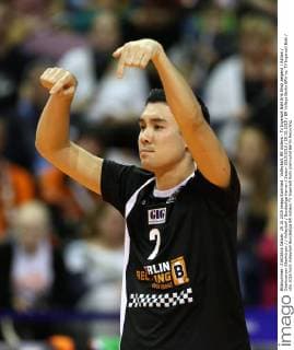 Volleyball, BR Volleys - TV Ingersoll Bühl Erik Shoji zeigend Aktion Oberkoerper Oberkörper Volleyball Bundesliga Herren Saison 2015 2016 25.10.2015 BR Volleys Berlin BRV vs. TV Ingersoll Bühl