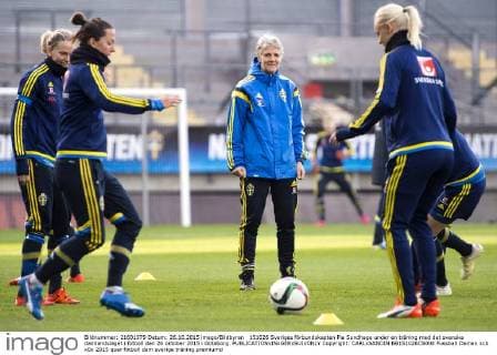 151026 Sveriges förbundskapten Pia Sundhage under en träning med det svenska damlandslaget i fotboll den 26 oktober 2015 i Göteborg.  Copyright: CARLxSANDIN BB151026CS008