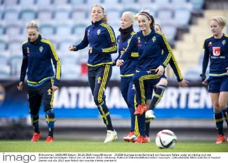 151026 Sveriges Linda Sembrant och Kosovare Asllani under en träning med det svenska damlandslaget i fotboll den 26 oktober 2015 i Göteborg.  Copyright: CARLxSANDIN BB151026CS018