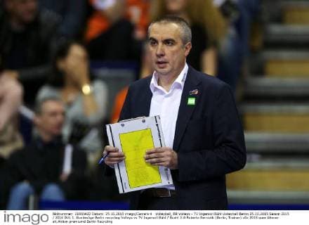 Volleyball, BR Volleys - TV Ingersoll Bühl Volleyball Berlin 25.10.2015 Saison 2015 2016 DVL 1. Bundesliga Berlin recycling Volleys vs TV Ingersoll Bühl Buehl 3:0 Roberto Serniotti (Berlin, Trainer)