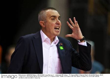 Volleyball, BR Volleys - TV Ingersoll Bühl Volleyball Berlin 25.10.2015 Saison 2015 2016 DVL 1. Bundesliga Berlin recycling Volleys vs TV Ingersoll Bühl Buehl 3:0 Roberto Serniotti (Berlin, Trainer)