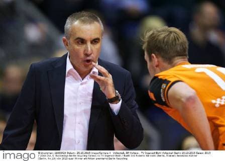 Volleyball, BR Volleys - TV Ingersoll Bühl Volleyball Berlin 25.10.2015 Saison 2015 2016 DVL 1. Bundesliga Berlin recycling Volleys vs TV Ingersoll Bühl Buehl 3:0 Roberto Serniotti (Berlin, Trainer) Sebastian Kühner (Berlin, No.10)