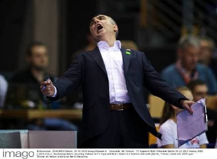Volleyball, BR Volleys - TV Ingersoll Bühl Volleyball Berlin 25.10.2015 Saison 2015 2016 DVL 1. Bundesliga Berlin recycling Volleys vs TV Ingersoll Bühl Buehl 3:0 Roberto Serniotti (Berlin, Trainer) Jubel