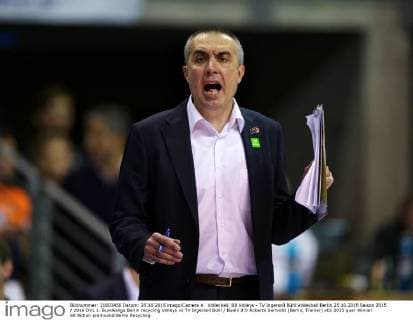 Volleyball, BR Volleys - TV Ingersoll Bühl Volleyball Berlin 25.10.2015 Saison 2015 2016 DVL 1. Bundesliga Berlin recycling Volleys vs TV Ingersoll Bühl Buehl 3:0 Roberto Serniotti (Berlin, Trainer)