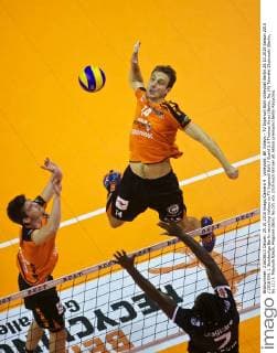 Volleyball, BR Volleys - TV Ingersoll Bühl Volleyball Berlin 25.10.2015 Saison 2015 2016 DVL 1. Bundesliga Berlin recycling Volleys vs TV Ingersoll Bühl Buehl 3:0 Thomas Kmet (Berlin, No.14) Tsimafei Zhukouski (Berlin, No.11) li. Mayaula Nzeza, Magloire (Bühl, No.07)