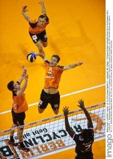 Volleyball, BR Volleys - TV Ingersoll Bühl Volleyball Berlin 25.10.2015 Saison 2015 2016 DVL 1. Bundesliga Berlin recycling Volleys vs TV Ingersoll Bühl Buehl 3:0 Thomas Kmet (Berlin, No.14) Tsimafei Zhukouski (Berlin, No.11) li. Mayaula Nzeza, Magloire (Bühl, No.07)