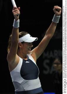 (151026) -- SINGAPORE, Oct. 26, 2015 -- Garbine Muguruza of Spain celebrates after winning the WTA Tennis Damen Finals round robin match against Lucie Safarova of the Czech Republic at Singapore Indoor Stadium in Singapore, Oct. 26, 2015. Garbine Muruguza won 2-0. )(wll) (SP)SINGAPORE-TENNIS-WTA FINALS ThenxChihxWey 