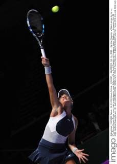 (151026) -- SINGAPORE, Oct. 26, 2015 -- Garbine Muguruza of Spain serves during the WTA Tennis Damen Finals round robin match against Lucie Safarova of the Czech Republic at Singapore Indoor Stadium in Singapore, Oct. 26, 2015. Garbine Muguruza won 2-0. )(wll) (SP)SINGAPORE-TENNIS-WTA FINALS ThenxChihxWey 
