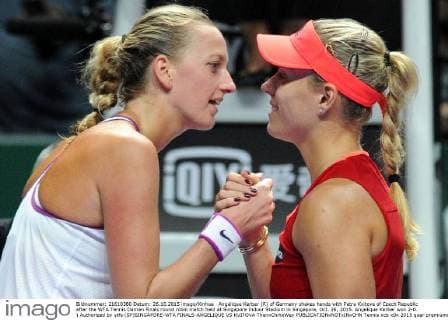 Angelique Kerber (R) of Germany shakes hands with Petra Kvitova of Czech Republic after the WTA Tennis Damen Finals round robin match held at Singapore Indoor Stadium in Singapore, Oct. 26, 2015. Angelique Kerber won 2-0. ) Authorized by ytfs (SP)SINGAPORE-WTA FINALS-ANGELIQUE VS KVITOVA ThenxChihxWey 