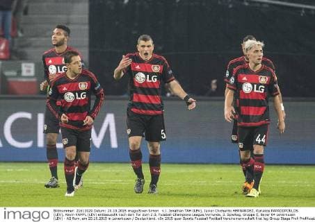 v.l. Jonathan TAH (LEV), Javier Chicharito HERNANDEZ, Kyriakos PAPADOPOULOS (LEV), Kevin KAMPL (LEV) enttaeuscht nach dem Tor zum 2:3, Fussball Champions League,Vorrunde, 3. Spieltag, Gruppe E, Bayer 04 Leverkusen (LEV) - AS Rom, am 20.10.2015 in Leverkusen Deutschland.