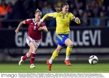 Fußball, Damen, EM-Quali, Schweden - Dänemark Danmarks Theresa Nielsen och Sveriges Lotta Schelin EM Quali Göteborg Schweden - Dänemark  Copyright: CARLxSANDIN BB151027CS007