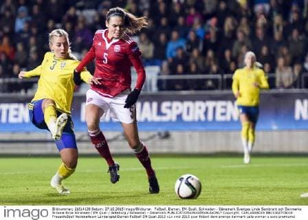 Fußball, Damen, EM-Quali, Schweden - Dänemark Sveriges Linda Sembrant och Danmarks Simone Boye Sörensen EM Quali Göteborg Schweden - Dänemark  Copyright: CARLxSANDIN BB151027CS010