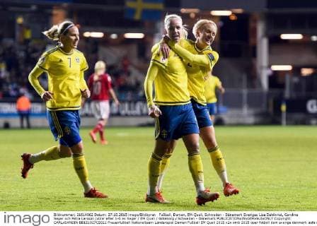 Fußball, Damen, EM-Quali, Schweden - Dänemark Sveriges Lisa Dahlkvist, Caroline Seger och Petra Larsson jublar efter 1-0 av Seger EM Quali Göteborg Schweden - Dänemark  Copyright: CARLxSANDIN BB151027CS021
