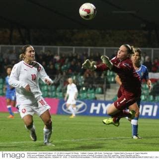 Fußball, Damen, EM-Quali, Tschechien - Italien Petra Divisova of Czech Republic (left) and goalkeeper of Italy Laura Giuliani in action during the women s football European Cup 2017 qualifier, Czech Republic vs Italy, in Chomutov, Czech Republic, October 27, 2015. (CTKxPhoto OndrejxHajek) CTKPhotoP201510270827301  HAJ 1