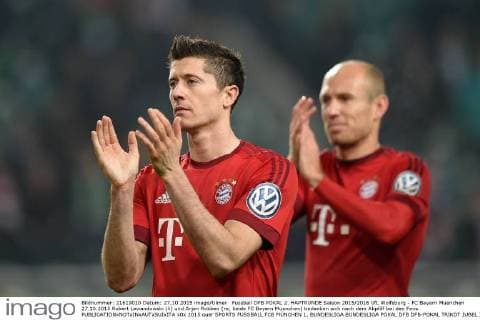 Fussball DFB POKAL 2. HAPTRUNDE Saison 2015 2016 VfL Wolfsburg - FC Bayern Muenchen 27.10.2015 Robert Lewandowski (li) und Arjen Robben (re, beide FC Bayern Muenchen) bedanken sich nach dem Abpfiff bei den Fans 