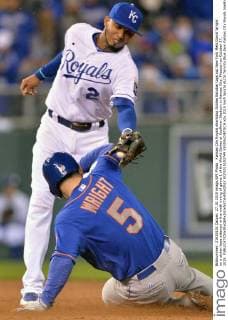 Kansas City Royals shortstop Alcides Escobar tags out New York Mets David Wright on a stolen base attempt in the ninth inning of game 1 of the World Series at Kauffman Stadium in Kansas City, Missouri on October 27, 2015.  KCP2015102749 KEVINxDIETSCH