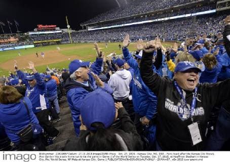 Oct. 27, 2015 - Kansas City, MO, USA - Fans react after the Kansas City Royals Alex Gordon hits a solo home run to tie the game in Game 1 of the World Series on Tuesday, Oct. 27, 2015, at Kauffman Stadium in Kansas City, Mo. World Series, NY Mets at Kansas City, Game 1 - ZUMAm67_