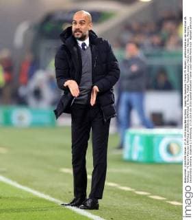 Josep Pep Guardiola (Trainer FC Bayern), gestikulierend an der Seitenlinie VfL Wolfsburg - FC Bayern München DFB-Pokal 2015 2016, DFB-Pokal, 2. Runde, Fußball, Fussball, soccer, Herren, men, Männer, Maenner, Deutschland, Germany, Ergebnis 1;3 Wolfsburg, 27.10.2015