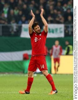 Auswechselung Xabi Alonso Einzelbild Freisteller Aktion Fußball Fussball DFB Pokal DFL erste 1.Bundesliga Herren Saison 2015 2016 27.10.2015 VfL Wolfsburg vs. FC Bayern München FCB