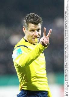 Frankfurt Patrick Ittrich (Schiedsrichter) FSV Frankfurt vs. Hertha BSC Berlin, Fussball, DFB-Pokal, 27.10.2015 Foto Bermel Eibner-Pressefoto Copyright: Bermel Eibner-Pressefoto EP_MBL