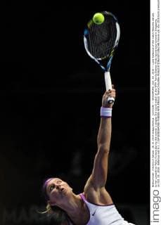(151028) -- SINGAPORE, Oct. 28, 2015 -- Lucie Safarova of the Czech Republic serves to her compatriot Petra Kvitova during the women s singles 3rd round match at the WTA Tennis Damen finals tennis tournament in Singapore, on Oct. 28, 2015. Safarova lost 0-2. ) (SP)SINGAPORE-TENNIS-WTA FINALS ThenxChihxWey 