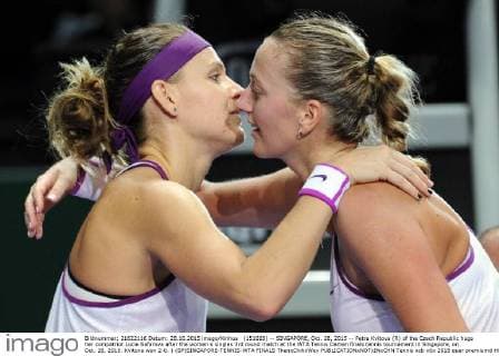 (151028) -- SINGAPORE, Oct. 28, 2015 -- Petra Kvitova (R) of the Czech Republic hugs her compatriot Lucie Safarova after the women s singles 3rd round match at the WTA Tennis Damen finals tennis tournament in Singapore, on Oct. 28, 2015. Kvitova won 2-0. ) (SP)SINGAPORE-TENNIS-WTA FINALS ThenxChihxWey 