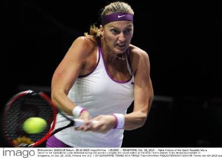(151028) -- SINGAPORE, Oct. 28, 2015 -- Petra Kvitova of the Czech Republic hits a return to her compatriot Lucie Safarova during the women s singles 3rd round match at the WTA Tennis Damen finals tennis tournament in Singapore, on Oct. 28, 2015. Kvitova won 2-0. ) (SP)SINGAPORE-TENNIS-WTA FINALS ThenxChihxWey 