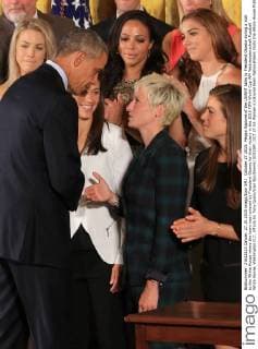 October 27 2015: Megan Rapinoe of the USWNT talks to President Obama during a visit to the White House where the team was honored by President Obama for their victory in the 2015 FIFA World Cup WM Weltmeisterschaft Fussball White House, Washington D.C. (Photo by Tony Quinn Icon Sportswire) SOCCER: OCT 27 US Women s national team Nationalteam Visits the White House Icon25515102715 EDITORIAL USE ONLY