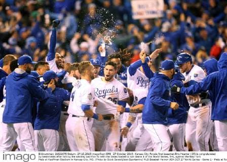 27 October 2015: Kansas City Royals first baseman Eric Hosmer (35) is congratulated by teammates after hitting the winning sacrifice fly with the bases loaded to win Game 1 of the World Series, 5-4, against the New York Mets at Kauffman Stadium in Kansas City, MO. (Photo by Scott Sewell Icon Sportswire) MLB Baseball Herren USA OCT 27 World Series - Game 1 - Mets at Royals Icon4471510271108 EDITORIAL USE ONLY