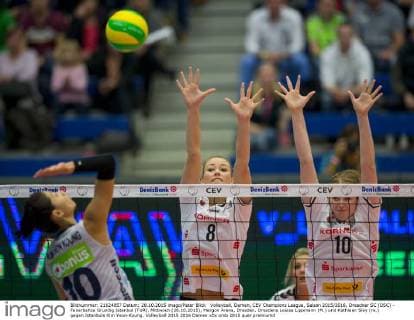 Volleyball, Damen, CEV Champions League, Saison 2015 2016, Dresdner SC (DSC) - Fenerbahce Grundig Istanbul (TUR), Mittwoch (28.10.2015), Margon Arena, Dresden. Dresdens Louisa Lippmann (M.) und Kathleen Slay (re.) gegen Istanbuls Kim Yeon-Koung.
