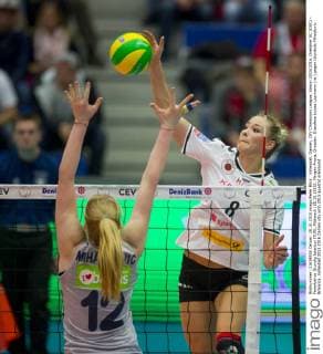 Volleyball, Damen, CEV Champions League, Saison 2015 2016, Dresdner SC (DSC) - Fenerbahce Grundig Istanbul (TUR), Mittwoch (28.10.2015), Margon Arena, Dresden. Dresdens Louisa Lippmann (re.) gegen Istanbuls Mihaijlovic Brankica.