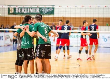 Die Netzhoppers feiern einen Punkt mit Theo Timmermann (11), MAtthias Böhme (8) und Kamil Ratajczak (graues Shirt) GER, Königs Wusterhausen Bestensee, Volleyballl, 1. Bundesliga, Saison 2015 2016, Landkost-Arena, Netzhoppers KW - United Volleys RheinMain