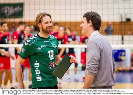 Kapitän Manuel Rieke (13) bedankt sich bei Arvid Kinder, der jetzt ins Managment bei den Netzhoppern gerückt ist GER, Königs Wusterhausen Bestensee, Volleyballl, 1. Bundesliga, Saison 2015 2016, Landkost-Arena, Netzhoppers KW - United Volleys RheinMain