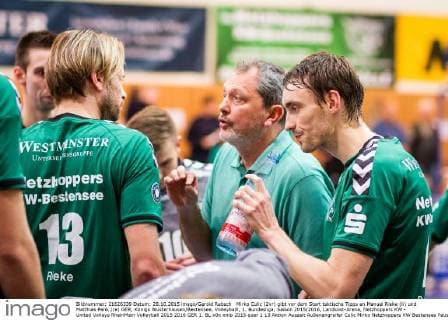 Mirko Culic (2vr) gibt vor dem Start taktische Tipps an Manuel Rieke (li) und Matthias Penk (re) GER, Königs Wusterhausen Bestensee, Volleyballl, 1. Bundesliga, Saison 2015 2016, Landkost-Arena, Netzhoppers KW - United Volleys RheinMain