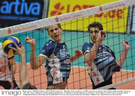 GER,VBL, SVG Lueneburg vs SWD powervolleys Dueren 28.10.2015, Gellersenhalle, Hamburg, GER, VBL, SVG Lueneburg vs SWD powervolleys Dueren, im Bild Scott Michael Kevorken (Lueneburg 15) am Netz mit Adam Kocian (Lueneburg 06) nordphotoxWitke