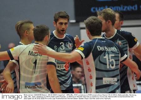 GER,VBL, SVG Lueneburg vs SWD powervolleys Dueren 28.10.2015, Gellersenhalle, Hamburg, GER, VBL, SVG Lueneburg vs SWD powervolleys Dueren, im Bild Scott Michael Kevorken (Lueneburg 15) mit der Mannschaft nordphotoxWitke